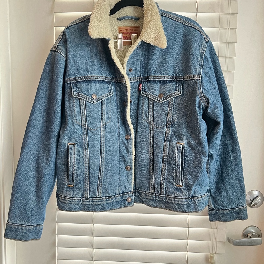 Levi jean & sherpa jacket. Size XL. Worn once.